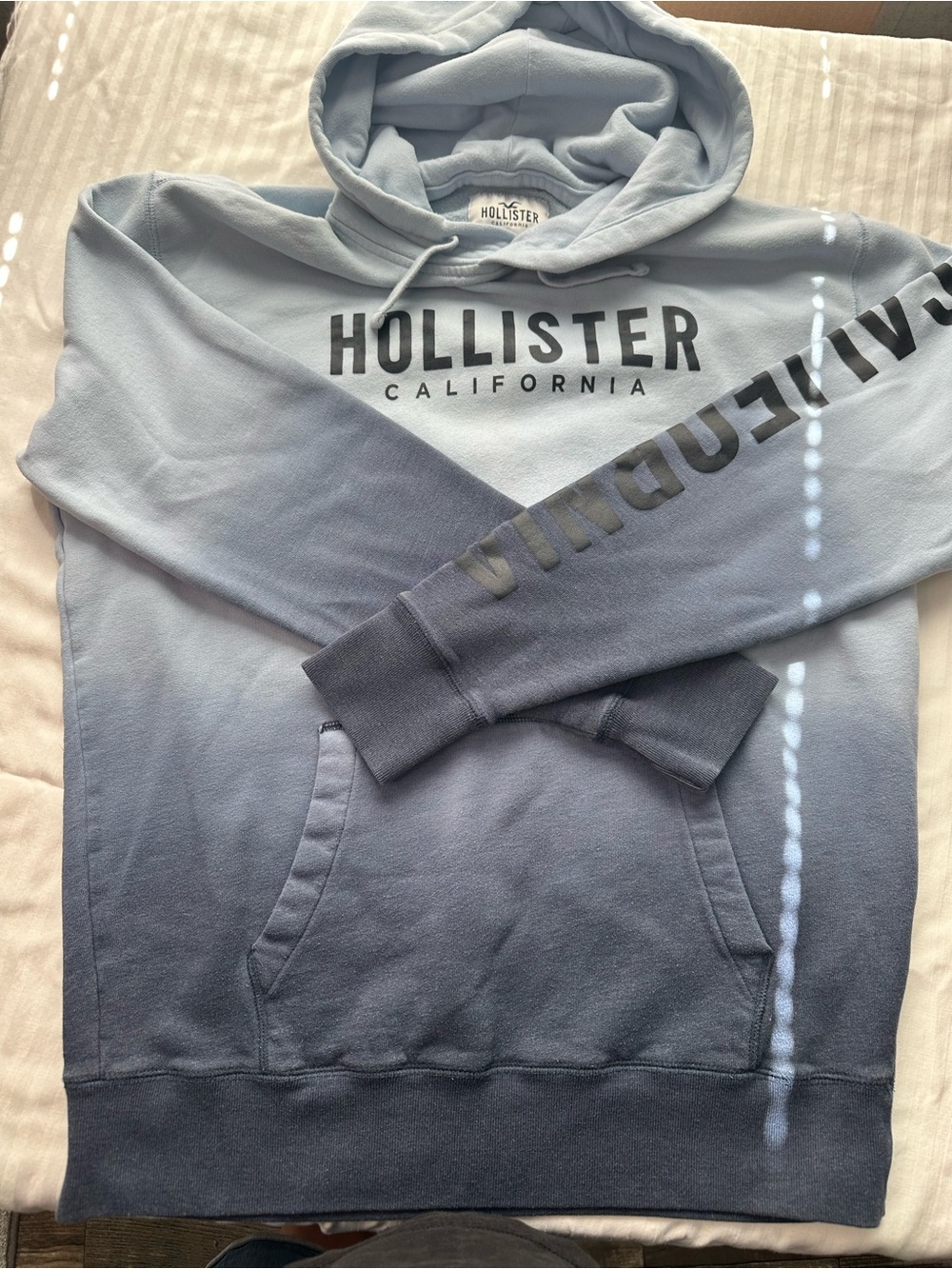 Hollister size XL Men's Ombre Light Blue to Dark Blue Pullover Hoodie